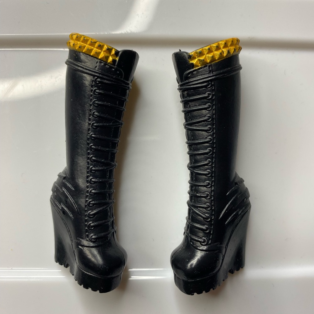 Monster High Doll Howleen Wolf 13 Wishes Tall Black Gold Boots Sh…